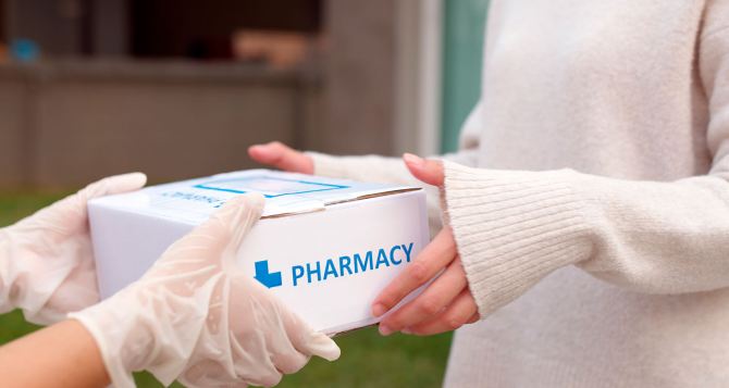 В Украине лекарства теперь можно заказать и получить через доставщиков еды