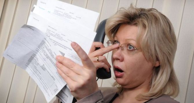 Заблокированные счета, запрет на выезд за границу и другие «бонусы»: что ждет украинцев, которые не платят за коммуналку