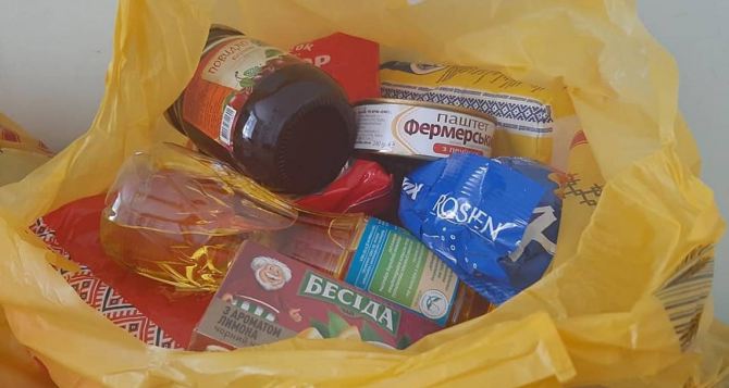 Украинцы могут получить гуманитарную помощь в виде продуктовых наборов: кому дают, как подать заявку