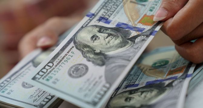 Спрос на доллар растет — есть ли комиссия за обмен валют в других странах