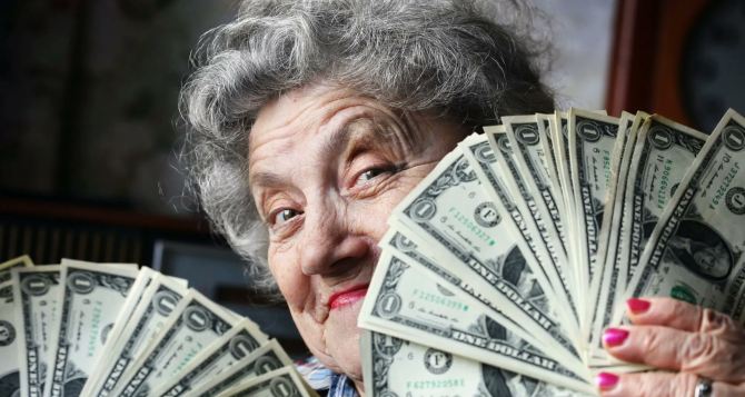 Недоступные доллары: в Ощадбанке пенсионерке отказали выдать депозит
