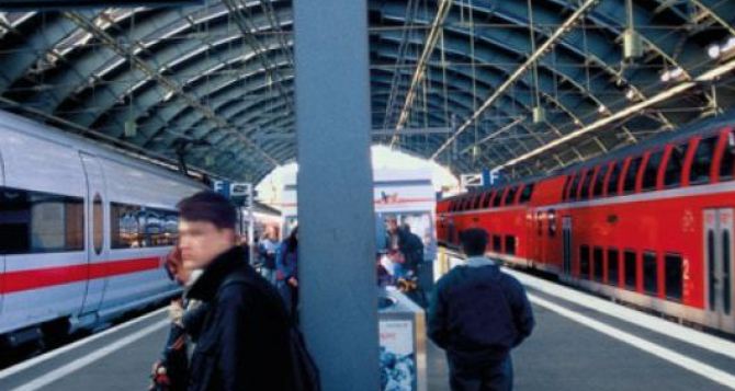 Забастовки на транспорте приводят к отмене рейсов и поездов в странах Европы
