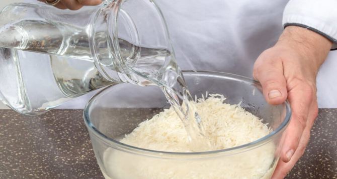 Что делают опытные хозяйки, когда им лень промывать рис: полезный трюк