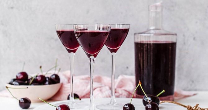 Сладенькая и пьянящая: рецепт вишневой наливки на зиму