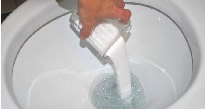 Унитаз плохо смывает? После этого от засоров не останется ничего: как прочистить канализацию «домашними методами»