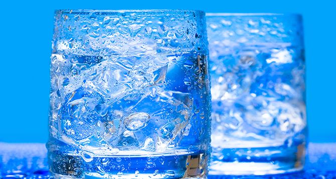 Почему в жару нельзя пить воду со льдом — ведь многие предпочитают пить холодненькое