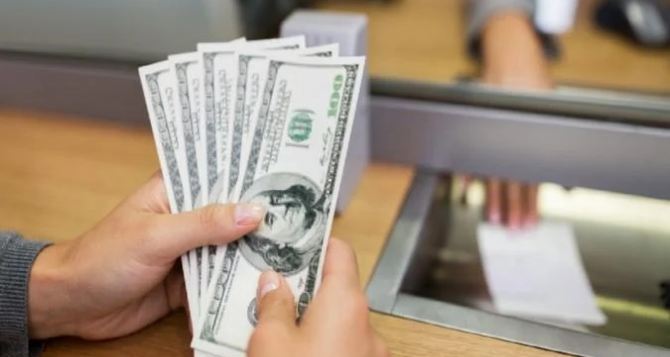 В НБУ назвали семь украинских банков, которые принимают любые купюры долларов в любом состоянии