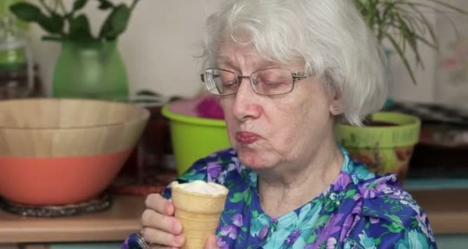 Пенсионерам нельзя мороженое. Врач объяснила, почему