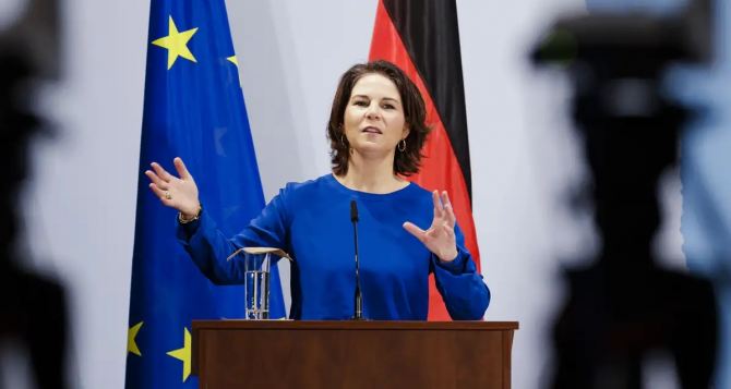 Глава МИД Германии заявила что лично участвует в мирных переговорах по урегулированию военного конфликта в Украине