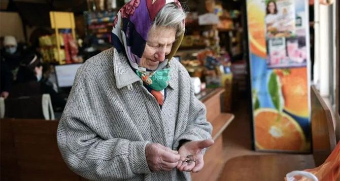 Суммы очень нескромные: депутаты и чиновники повысили себе пенсии — что дали украинцам