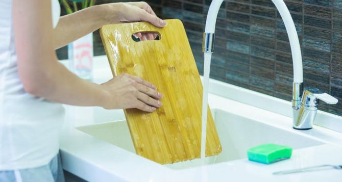 Деревянная разделочная доска заблестит как новая: простейший способ очищения без применения соды и соли