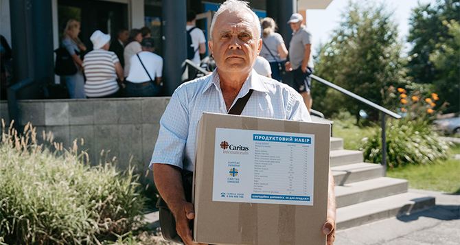 Украинцам начали выдавать семейные продуктовые наборы: как подать заявку