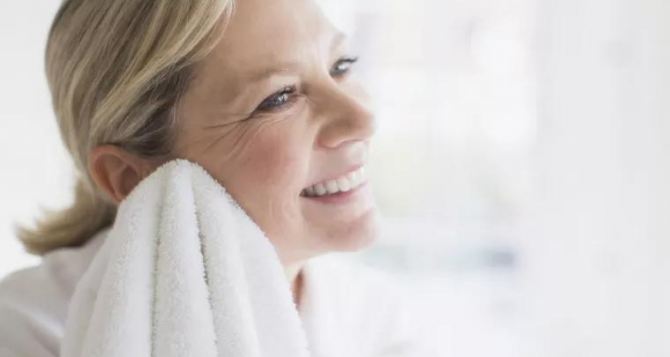 Почему нельзя вытирать лицо полотенцем — мнение врача