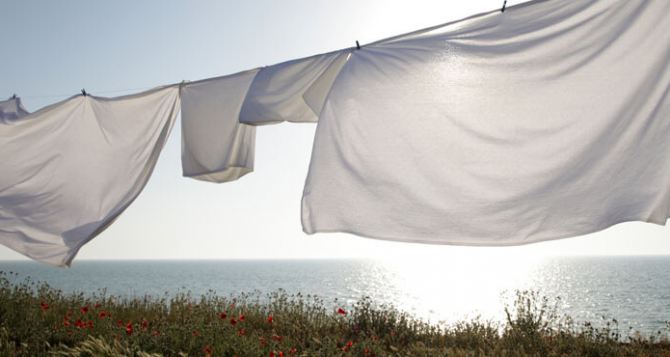 Стоит ли стирать постельное белье летом