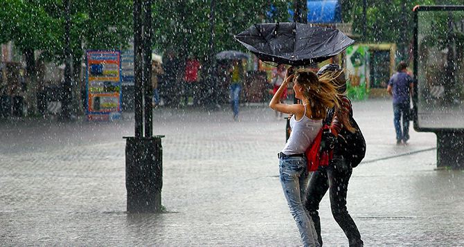 Дожди, ураганный ветер и резкое похолодание: синоптики предупредили о погоде во вторник