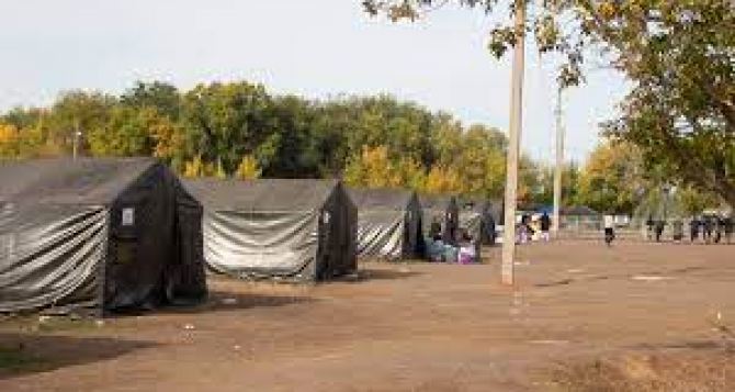 Украинцев выселяют из бесплатного жилья в палаточные городки