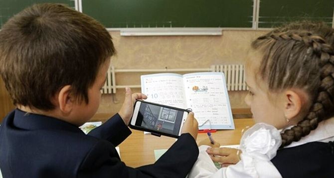 В школах рекомендуют запретить смартфоны
