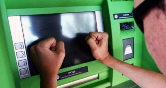 Что нужно сделать, если банкомат не выдал списанные деньги