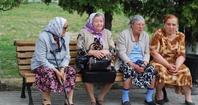 В Украине поставили на паузу пенсионную реформу: что ожидает украинцев и их пенсии