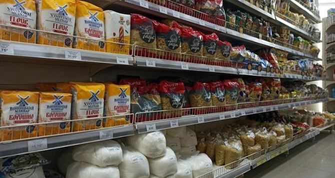 Супермаркеты обновили цены на сахар, макароны и гречку: где купить на треть дешевле
