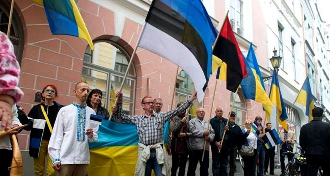 Украинцев  хотят попросить вернуть деньги за языковые курсы
