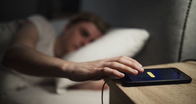 Вот почему опасно пользоваться телефоном перед сном