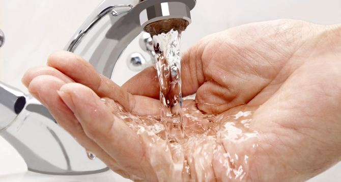Как понять, что вода непригодна для питья: эксперты назвали 6 главных признаков