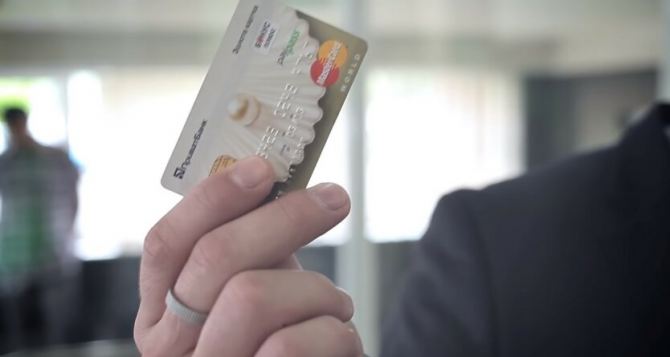 В ПриватБанке выяснили, за что жители Украины платят банковскими картами больше всего