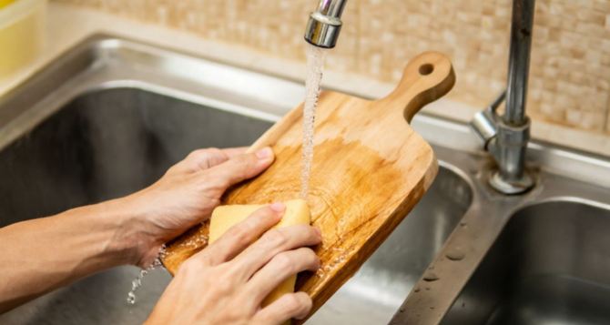 Как отчистить деревянную кухонную доску от черных пятен