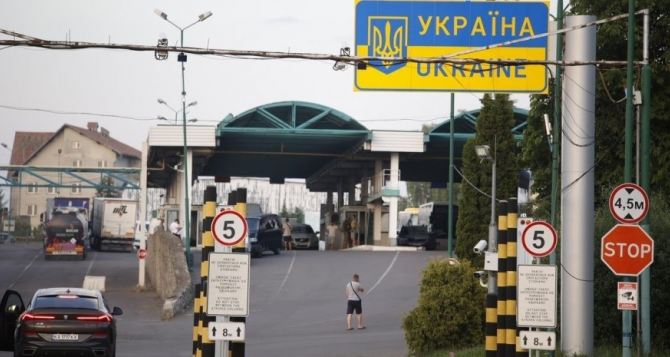 Теперь пересечь границу можно только с бумажкой: кому из украинцев нужно обратиться в военкомат