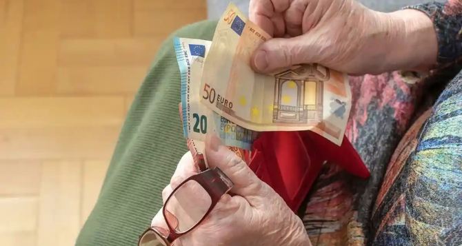 «Ощадбанк» будет раздавать по 4 тысячи евро безвозвратной помощи