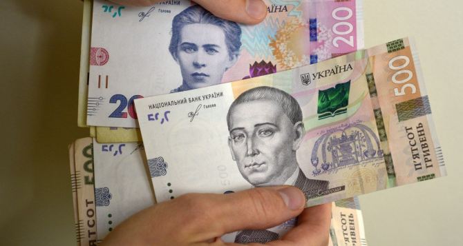 Время есть до 17 сентября, украинцам выдают помощь в размере 2200 гривен на банковскую карту: как получить деньги