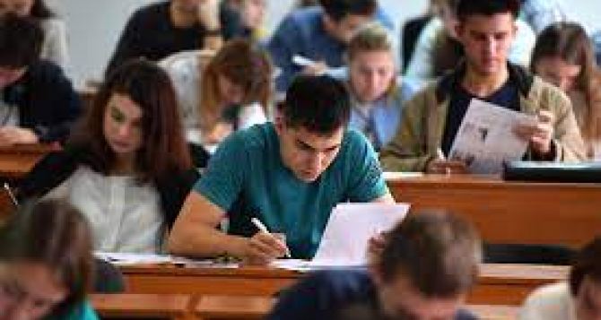 Украинские выпускники могут подать заявки на ежегодную стипендию  Баварского университета в Регензбурге
