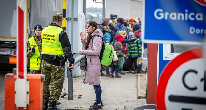 О границе можно забыть: украинцы по-новому будут ездить в Польшу и обратно — такого еще не было