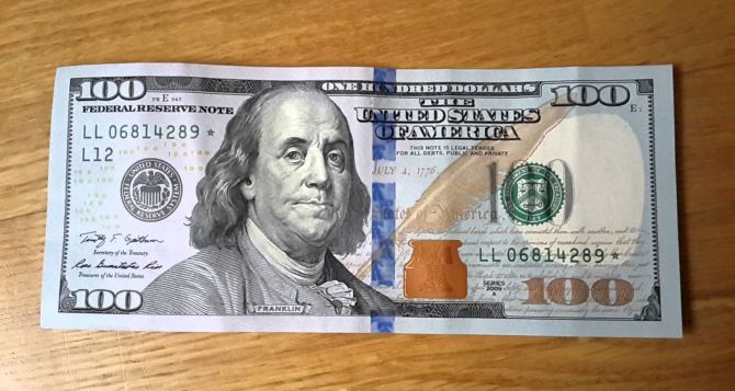 Эксперт дал прогноз как изменится курс доллара из-за послабления Нацбанка