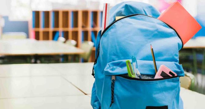В этом году в школу с двумя рюкзаками: что взять с собой школьнику в условиях постоянных воздушных тревог