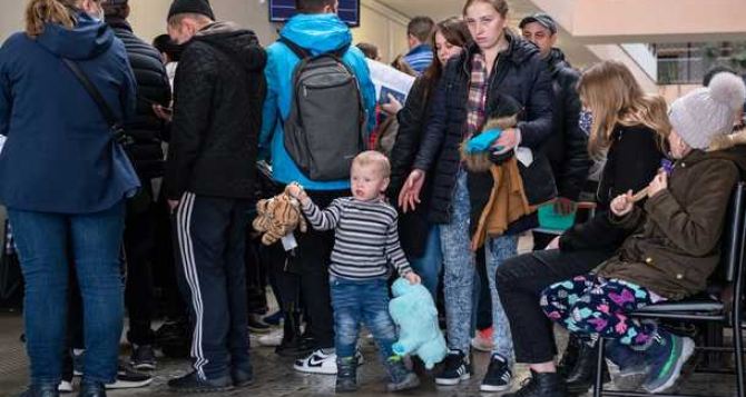 Украинцы с детьми будут получать ежемесячную помощь в 10 тысяч гривен