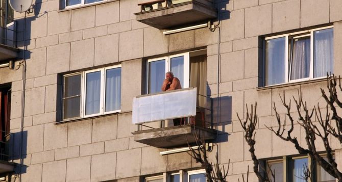 Вот почему в СССР были такие жуткие балконы: незастекленные и под наклоном — стоять было страшно
