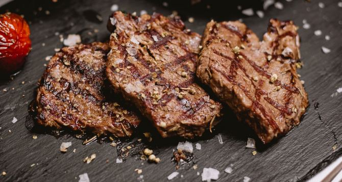 Не отчаивайтесь и не давитесь «резиной»: как спасти блюдо, если мясо получилось жестким
