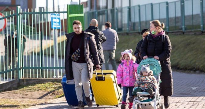 Беженцам в Польше вернут на зимний период финансовую помощь: кто и сколько получит
