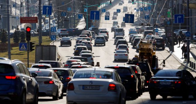 Украинских водителей предупредили о новом правиле на автодорогах с 1 октября: что изменится