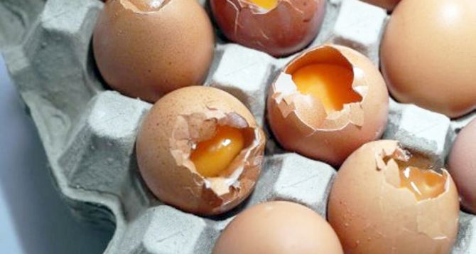 Экономная хитрость умных кулинаров: как сварить разбившееся яйцо