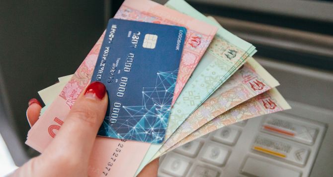 Жители Луганской области и еще шести регионов получат по 10 800 гривен. Нужен телефон и банковская карта