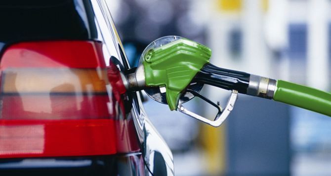 Водителям стоит запастись не топливом, а терпением: эксперт удивил прогнозом цен на бензин