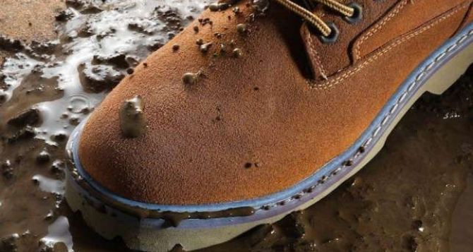 Мокрая обувь высохнет за полчаса: поможет средство, которое есть на вашей кухне