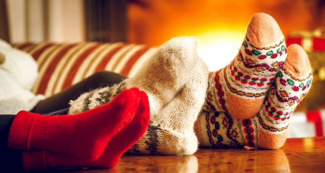 Помогут не только носки: 7 действенных методов быстро согреть ноги, если дома холодно