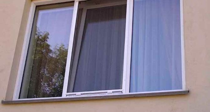 Как защитить москитную сетку на окне от морозов.