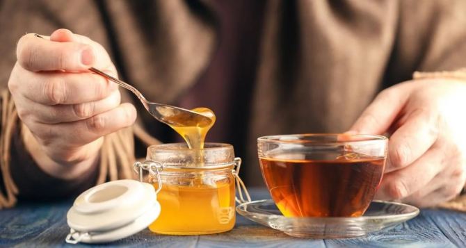 Мёд добавлять в чай вредно или полезно. Врач поставил точку в этом споре
