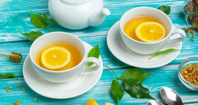 Почему лимон нельзя класть в горячий чай: популярная ошибка, которая вредит здоровью