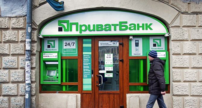 ПриватБанк снова заставляет клиентов нервничать из-за долларов: чем недовольны украинцы
